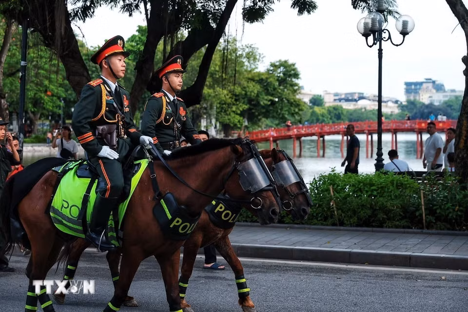 Đội Kỵ binh di chuyển qua khu vực hồ Hoàn Kiếm. (Ảnh: Phạm Tuấn Anh/TTXVN)