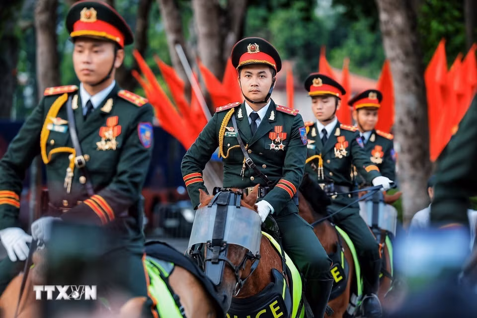 Hình ảnh cán bộ, chiến sỹ Cảnh sát cơ động Kỵ binh trong đội hình tổng duyệt nổi bật giữa không gian rợp cờ Tổ quốc tại khu vực trung tâm Hà Nội. (Ảnh: Phạm Tuấn Anh/TTXVN)