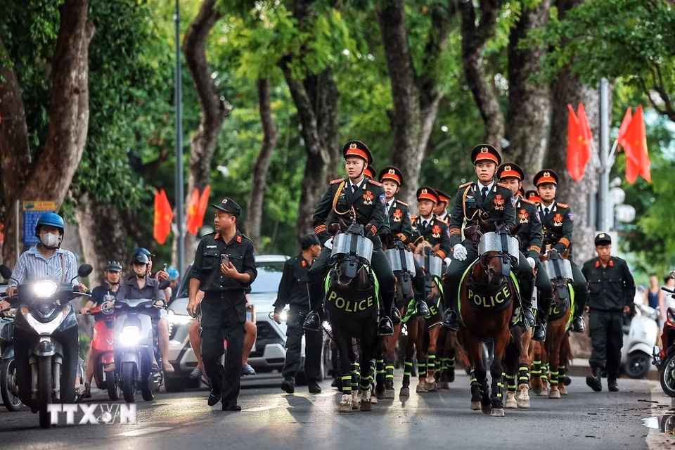 Đội hình cán bộ, chiến sỹ Đoàn Cảnh sát cơ động Kỵ binh, Bộ Tư lệnh Cảnh sát cơ động di chuyển trên các tuyến phố trung tâm Hà Nội trong buổi tổng duyệt chương trình “81 mùa bình yên.” (Ảnh: Phạm Tuấn Anh/TTXVN)