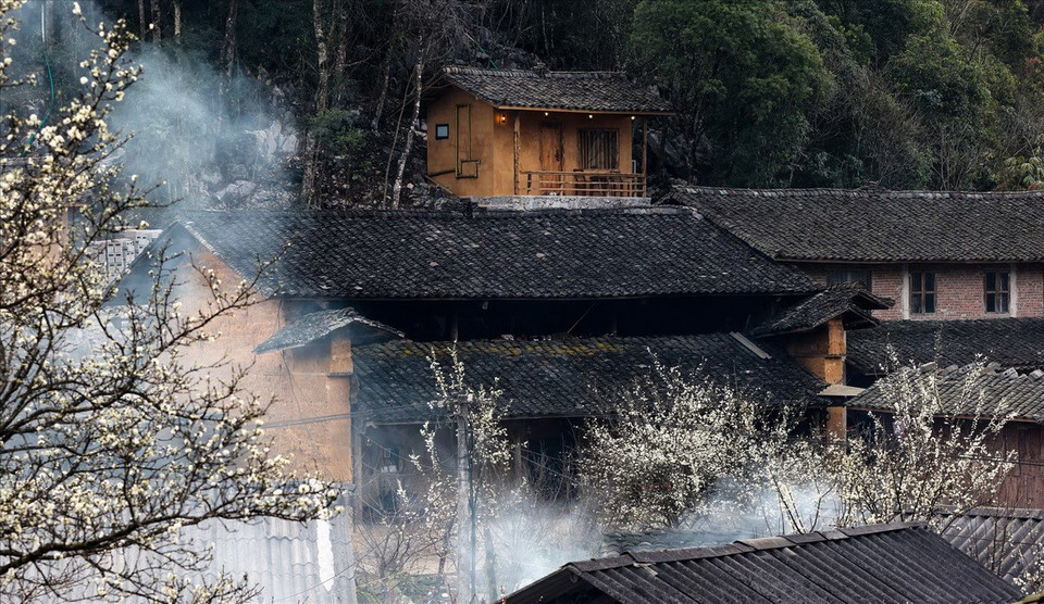 Hoa mận nở trên những mái ngói âm dương ở bản Lao Xa. (Ảnh: Báo ảnh Việt Nam)