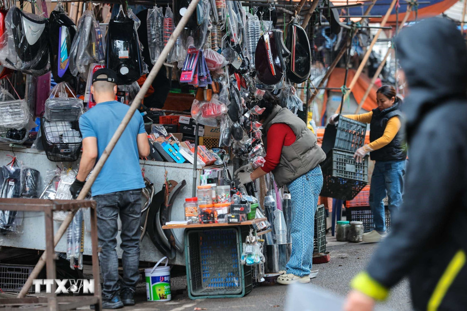 Các tiểu thương chuẩn bị hàng hóa, sẵn sàng đón khách dịp Năm mới 2026. (Ảnh: Hoàng Hiếu/TTXVN)