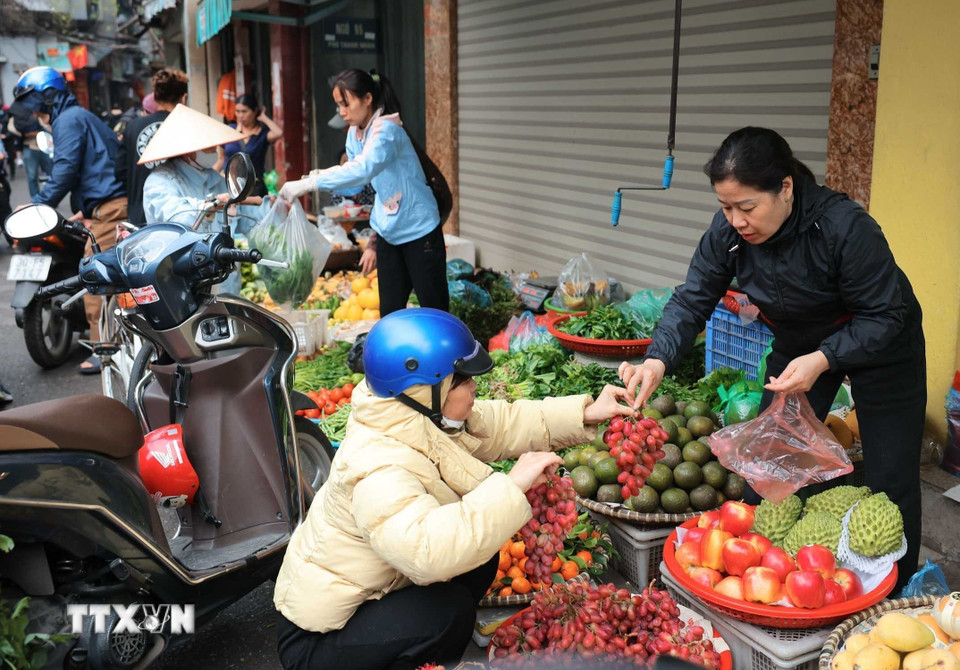 Sáng 5/1, các chợ đông đúc trở lại sau kỳ nghỉ lễ kéo dài 4 ngày dịp Tết Dương lịch 2026. (Ảnh: Hoàng Hiếu/TTXVN)