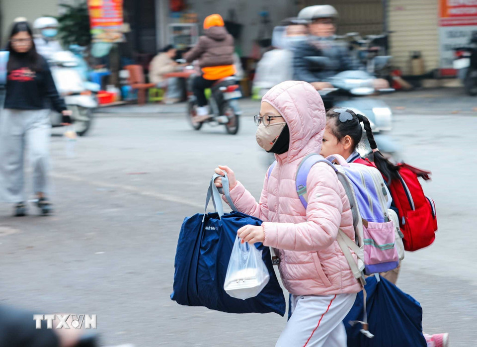 Học sinh đến trường trong ngày đầu tiên đi học năm 2026. (Ảnh: Hoàng Hiếu/TTXVN)