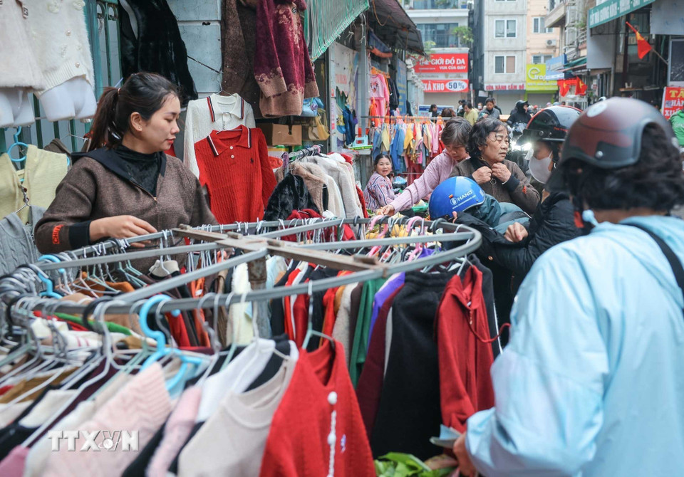 Tại các chợ dân sinh, nhiều người dân đã đến từ sớm mua đồ ấm khi thời tiết trở lạnh. (Ảnh: Hoàng Hiếu/TTXVN)