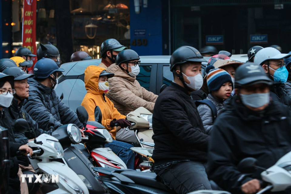 Từ sớm 5/1, đường phố Hà Nội đã trở nên đông đúc khi mọi người quay trở lại cuộc sống thường nhật. (Ảnh: Hoàng Hiếu/TTXVN)