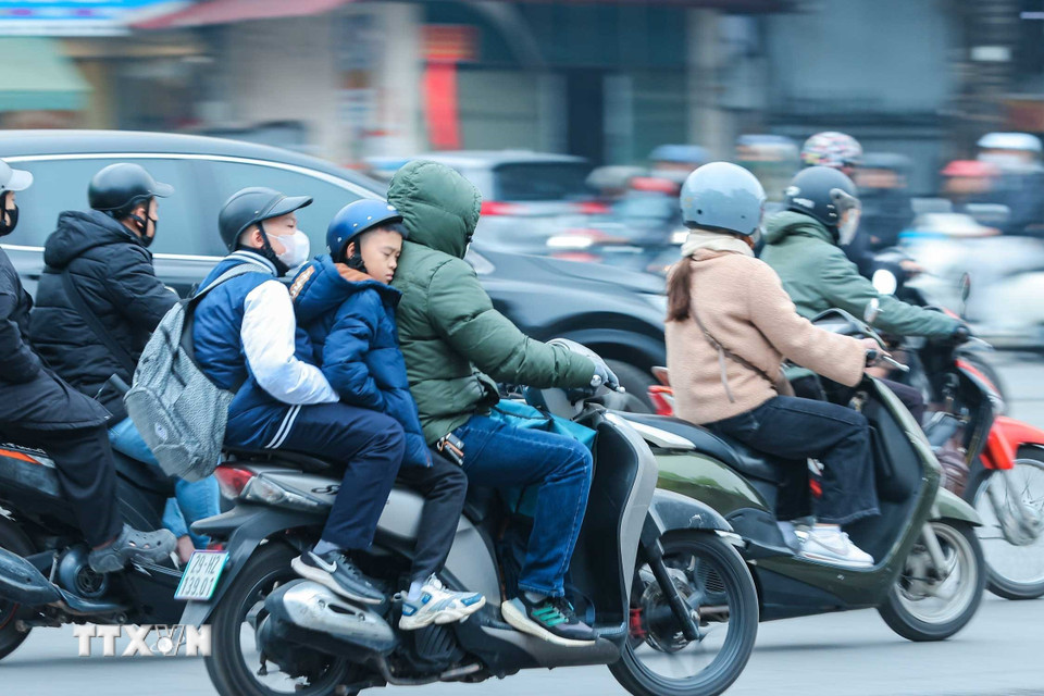 Sáng 5/1, người dân mặc thêm quần áo ấm khi phải di chuyển ngoài trời trong lúc Hà Nội đón đợt gió mùa mới. (Ảnh: Hoàng Hiếu/TTXVN)