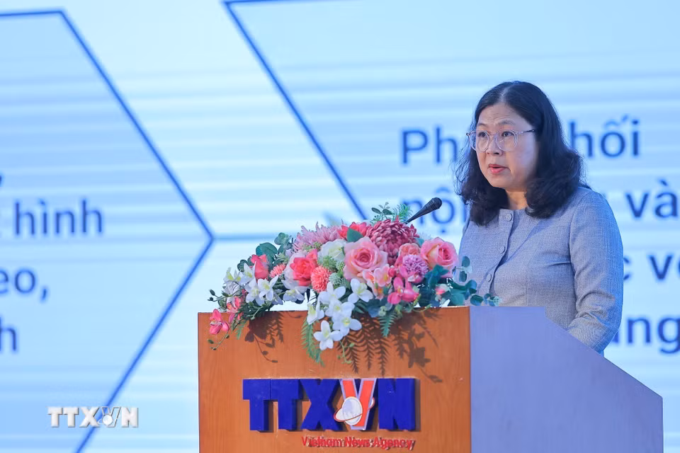 Đồng chí Trần Thị Thắng, Trưởng Ban Thư ký biên tập và Quan hệ đối ngoại trình bày tham luận. (Ảnh: Lê Đông/TTXVN)