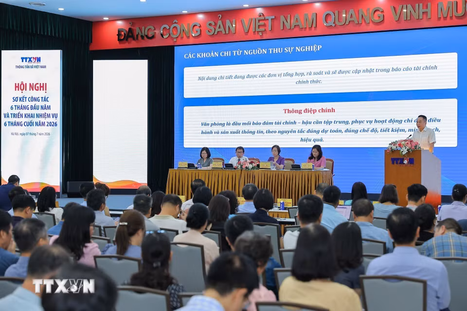 Đồng chí Ngô Thanh Sơn, Chánh Văn phòng TTXVN trình bày tham luận. (Ảnh: Lê Đông/TTXVN) ​