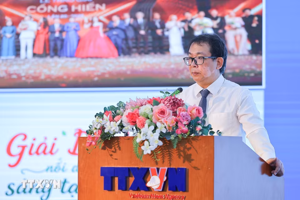 Đồng chí Nguyễn Tuấn Hùng, Phó Bí thư Thường trực Đảng ủy, Phó Tổng Giám đốc TTXVN trình bày báo cáo. (Ảnh: Lê Đông/TTXVN)
