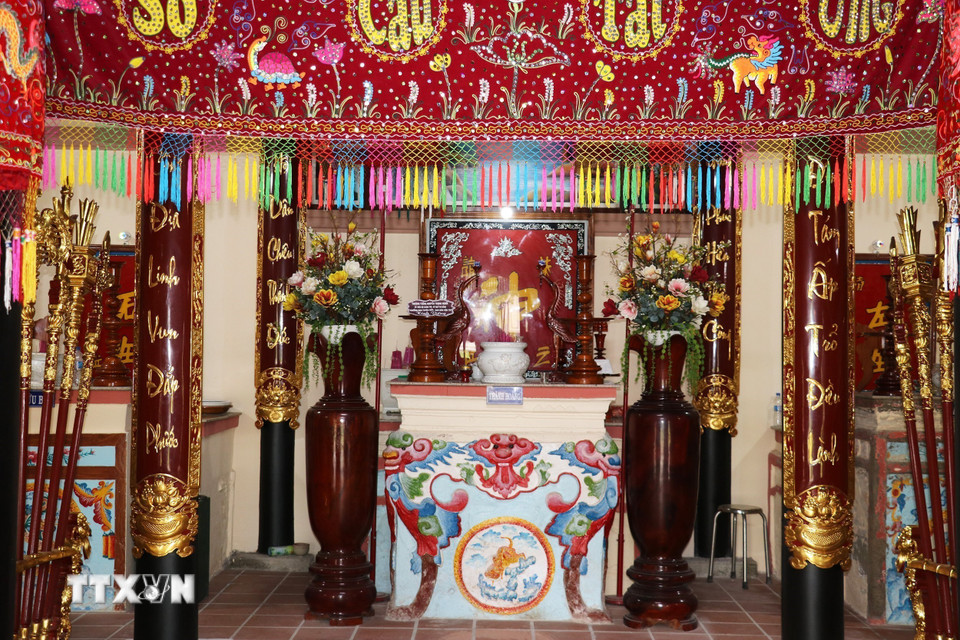 Khu vực gian giữa là đình chính (nơi thờ cúng) của ngôi đình Tân Đông. (Ảnh: Hữu Chí/TTXVN)