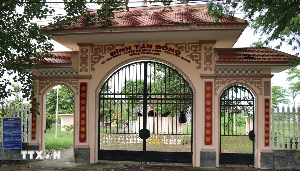 Cổng ngôi đình Tân Đông (Đồng Tháp). (Ảnh: Hữu Chí/TTXVN)