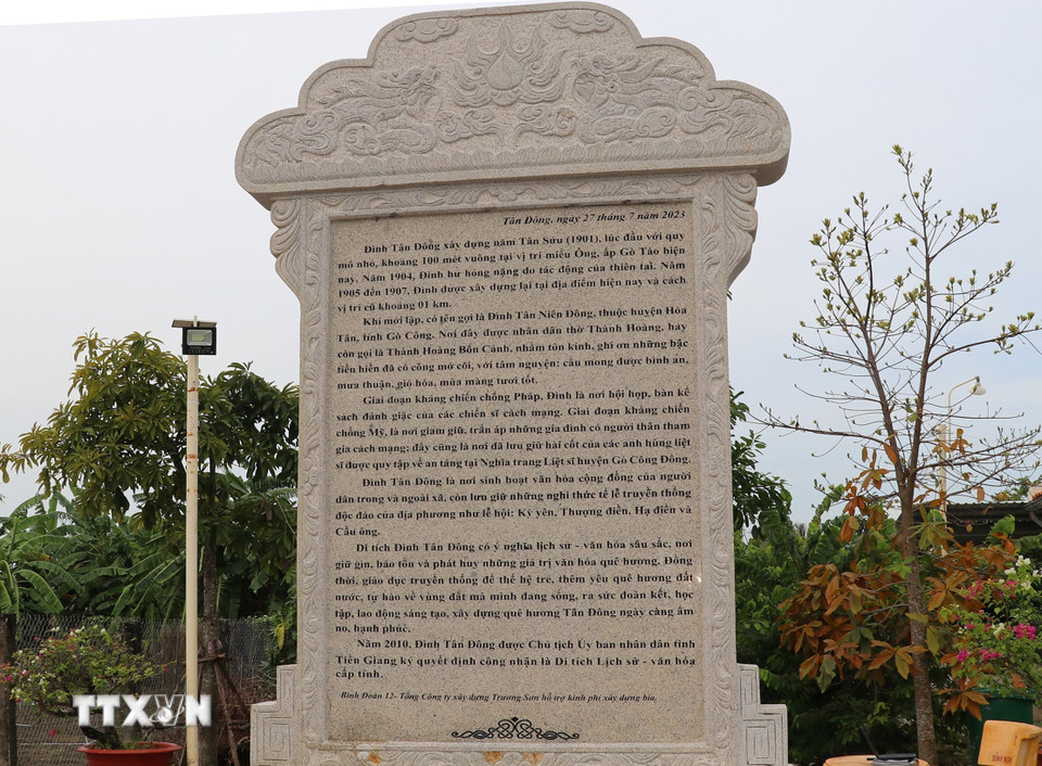 Bia công nhận ngôi đình Tân Đông là di tích lịch sử - văn hóa cấp tỉnh. (Ảnh: Hữu Chí/TTXVN)