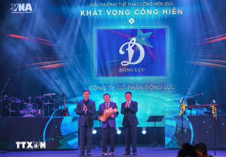 Công ty Cổ phần Động Lực nhận giải Khát vọng cống hiến. (Ảnh: Hoàng Hiếu/TTXVN)