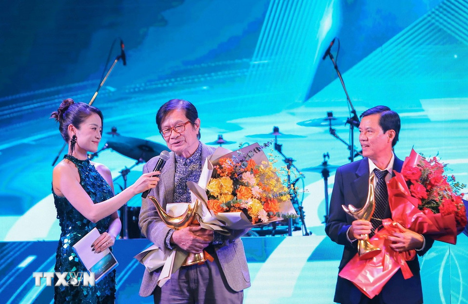 Nhạc sỹ Dương Thụ phát biểu sau khi được nhận Kỷ niệm chương. (Ảnh: Hoàng Hiếu/TTXVN)