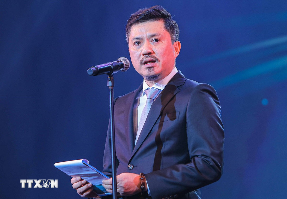 Tổng Biên tập Báo Thể thao và Văn hóa (TTXVN) Lê Xuân Thành - Trưởng Ban tổ chức Giải Cống hiến 2025, phát biểu khai mạc. (Ảnh: Hoàng Hiếu/TTXVN)