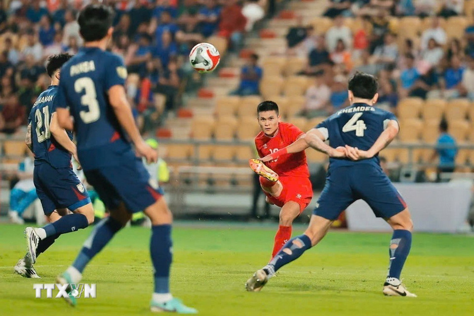 Pha cứa lòng của Tuấn Hải nhưng bóng đi ra ngoài cầu môn. (Ảnh: Minh Quyết/TTXVN)