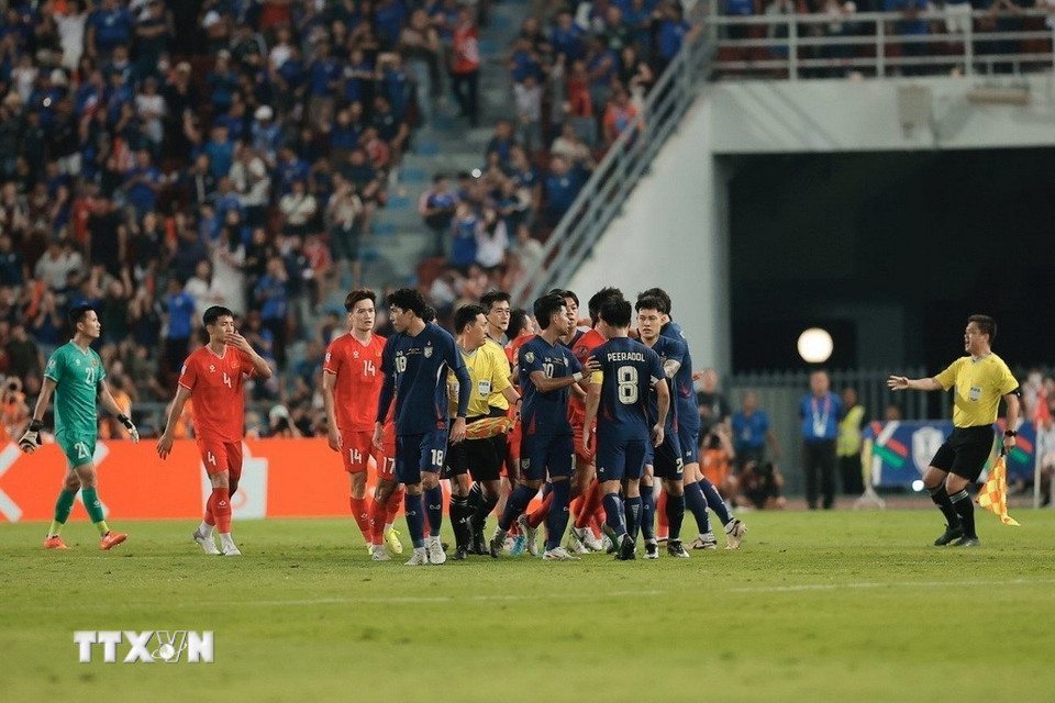Trận đấu liên tục bị gián đoạn bởi các pha phạm lỗi và tranh cãi giữa cầu thủ hai bên. Phút 75, Weerathep bị thẻ đỏ phải rời sân. (Ảnh: Minh Quyết/TTXVN)