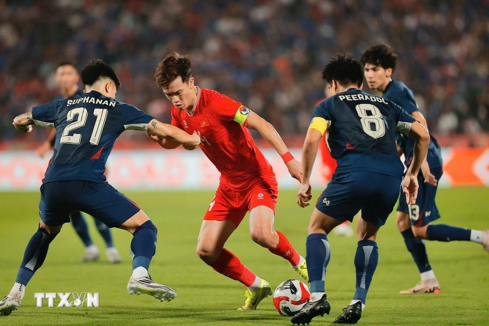 Hoàng Đức tả xung hữu đột giữa vòng vây cầu thủ Thái Lan. (Ảnh: Minh Quyết/TTXVN)