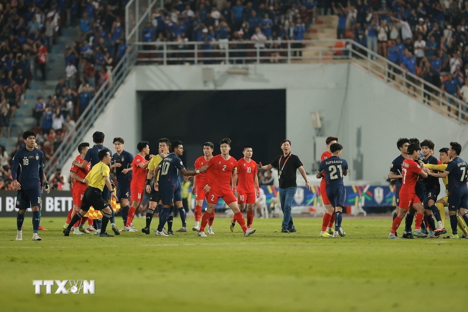 Trận đấu liên tục bị gián đoạn bởi các pha phạm lỗi và tranh cãi giữa cầu thủ hai bên. Phút 75, Weerathep bị thẻ đỏ phải rời sân. (Ảnh: Minh Quyết/TTXVN)