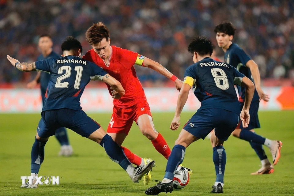 Hoàng Đức tả xung hữu đột giữa vòng vây cầu thủ Thái Lan. (Ảnh: Minh Quyết/TTXVN )