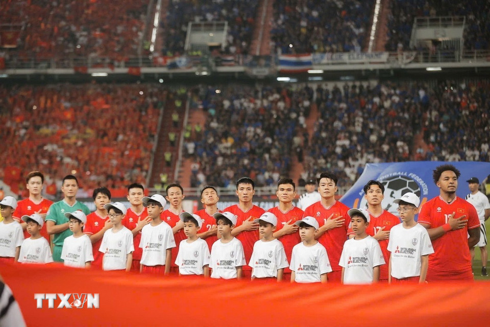 Đội tuyển Việt Nam thực hiện nghi thức chào cờ. (Ảnh: Minh Quyết/TTXVN)