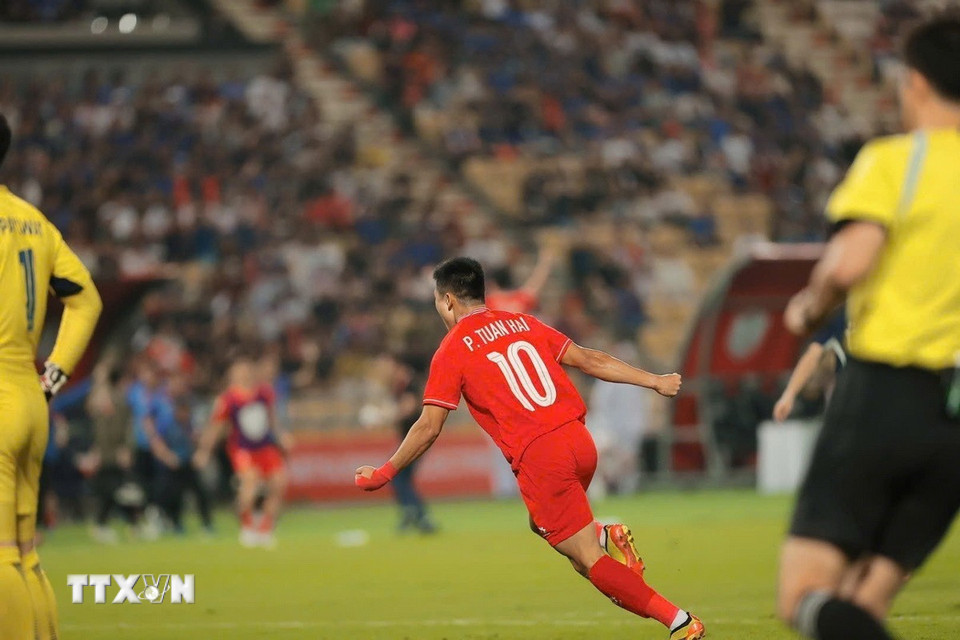 Phút thứ 8, Tuấn Hải ghi bàn mở tỷ số, Việt Nam vượt lên dẫn trước Thái Lan 1-0. (Ảnh: Minh Quyết/TTXVN)