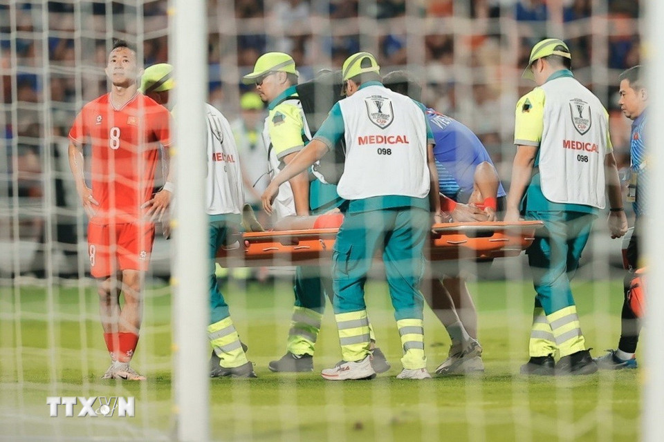 Xuân Son bị chấn thương phải rời sân ở phút 33. (Ảnh: Minh Quyết/TTXVN)