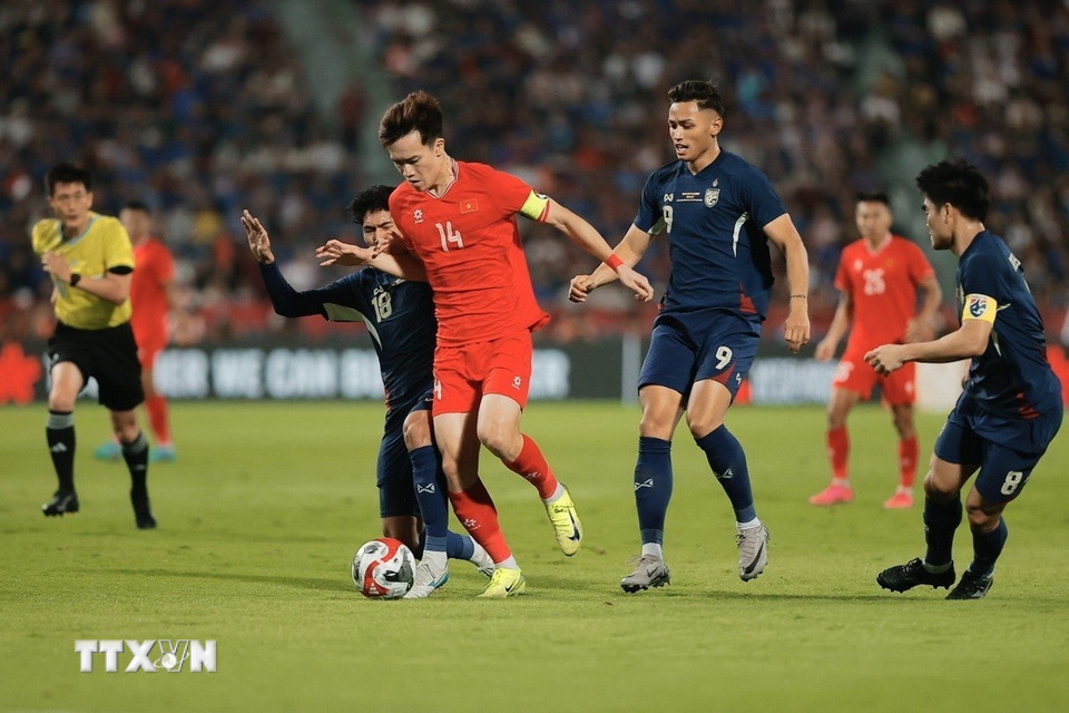 Tối 5/1/2024, trên sân vận động Rajamangala (Bangkok), đội tuyển Việt Nam (áo đỏ) gặp đội tuyển chủ nhà Thái Lan (áo xanh) trong trận Chung kết lượt về Giải bóng đá vô địch Đông Nam Á – ASEAN Cup 2024. Phút thứ 8, Tuấn Hải ghi bàn mở tỷ số, Việt Nam vượt lên dẫn trước Thái Lan 1-0. (Ảnh: Minh Quyết/TTXVN)