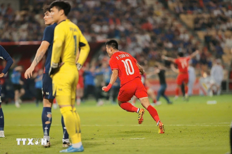 Phút thứ 8, Tuấn Hải ghi bàn mở tỷ số, Việt Nam vượt lên dẫn trước Thái Lan 1-0. (Ảnh: Minh Quyết /TTXVN)