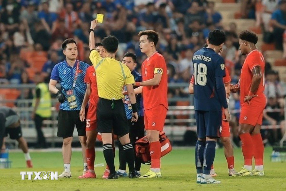 Trận đấu diễn ra quyết liệt và cầu thủ hai đội đã liên tục có những pha phạm lỗi. (Ảnh: Minh Quyết/TTXVN)