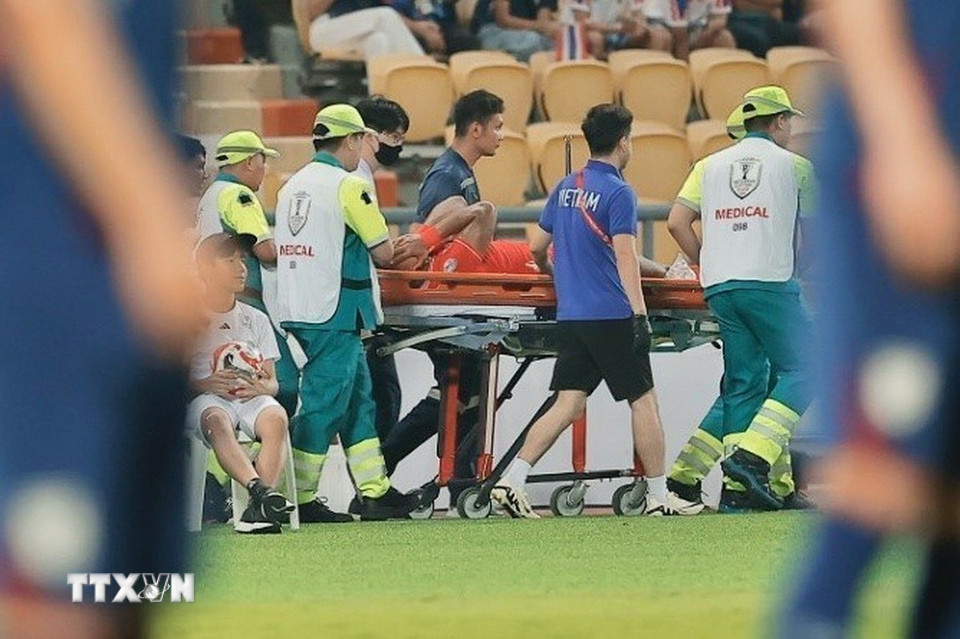Xuân Son bị chấn thương phải rời sân ở phút 33. (Ảnh: Minh Quyết/TTXVN)