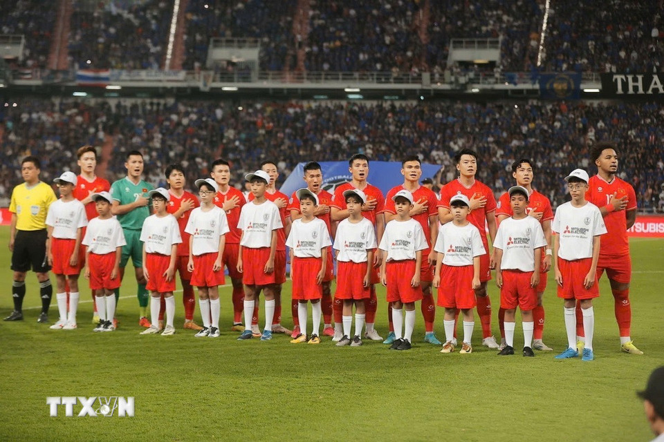 Đội tuyển Việt Nam thực hiện nghi thức chào cờ. (Ảnh: Minh Quyết/TTXVN)