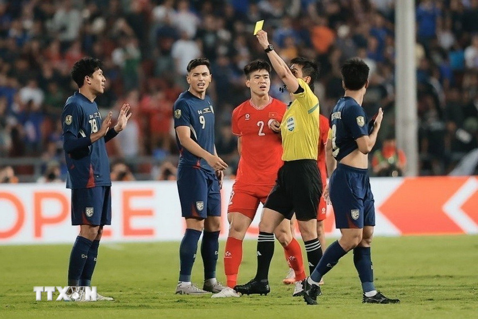 Phút 75, Weerathep phạm lỗi nhận thẻ vàng thứ 2 phải rời sân. (Ảnh: Minh Quyết/TTXVN)