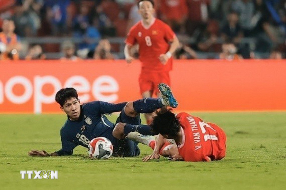 Phút 75, Weerathep phạm lỗi nhận thẻ vàng thứ 2 phải rời sân. (Ảnh: Minh Quyết/TTXVN )
