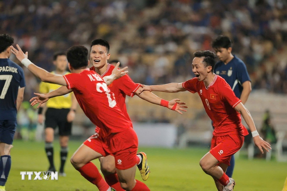 Các cầu thủ Việt Nam ăn mừng bàn gỡ hòa 2-2 ở phút 82. (Ảnh: Minh Quyết/TTXVN)