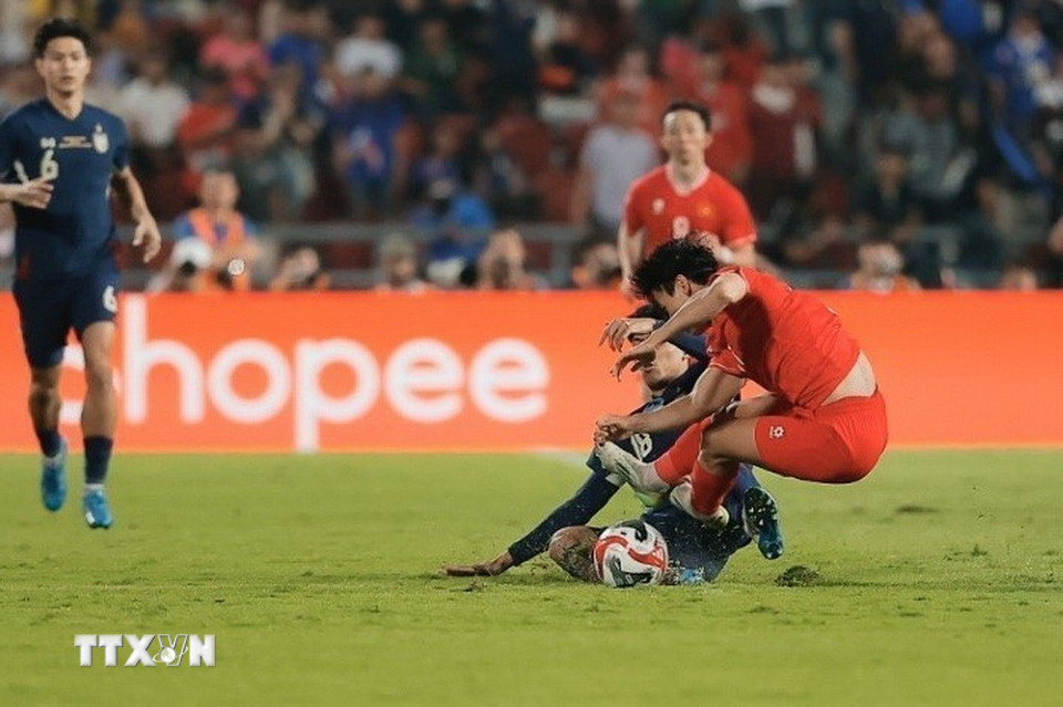 Phút 75, Weerathep phạm lỗi nhận thẻ vàng thứ 2 phải rời sân. (Ảnh: Minh Quyết/TTXVN )