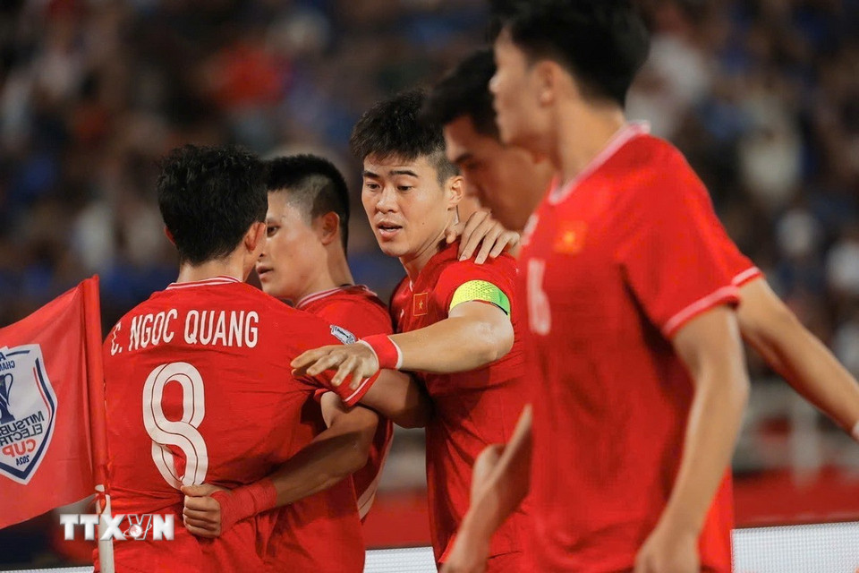 Các cầu thủ Việt Nam ăn mừng bàn gỡ hòa 2-2 ở phút 82. (Ảnh: Minh Quyết/TTXVN)