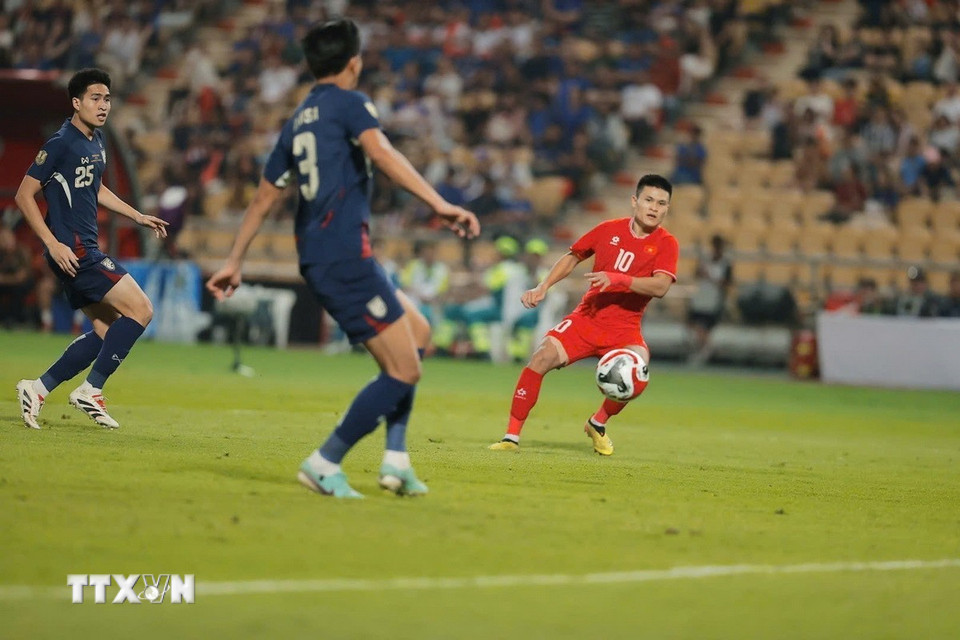 Pha dứt điểm của Tuấn Hải khiến cầu thủ Thái Lan đốt lưới nhà, san bằng tỷ số 2-2 ở phút 82. (Ảnh: Minh Quyết/TTXVN)