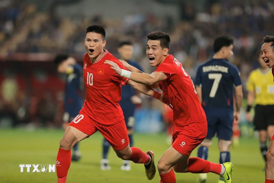 Các cầu thủ Việt Nam ăn mừng bàn gỡ hòa 2-2 ở phút 82. (Ảnh: Minh Quyết/TTXVN)