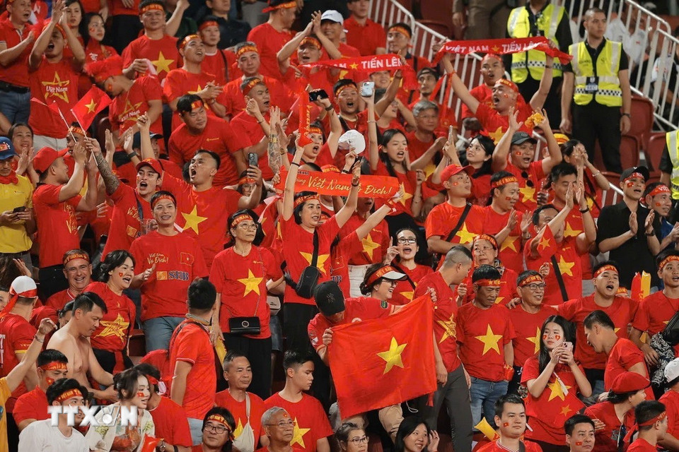 Niềm vui của cổ động viên Việt Nam khi đội nhà san bằng tỷ số 2-2. (Ảnh: Minh Quyết/TTXVN)