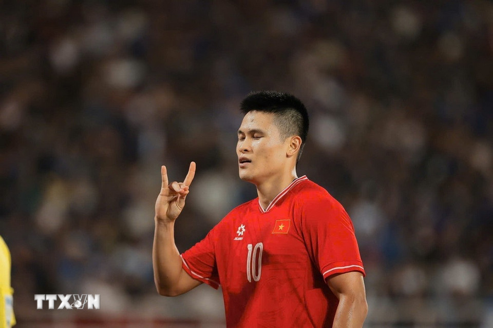 Tuấn Hải đã khiến cầu thủ Thái Lan đốt lưới nhà, san bằng tỷ số 2-2 ở phút 82. (Ảnh: Minh Quyết/TTXVN)