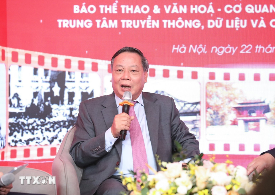 Phó Bí thư Thường trực Thành ủy Hà Nội, ông Nguyễn Văn Phong trao đổi tại tọa đàm.( Ảnh: Khánh Hòa/TTXVN)