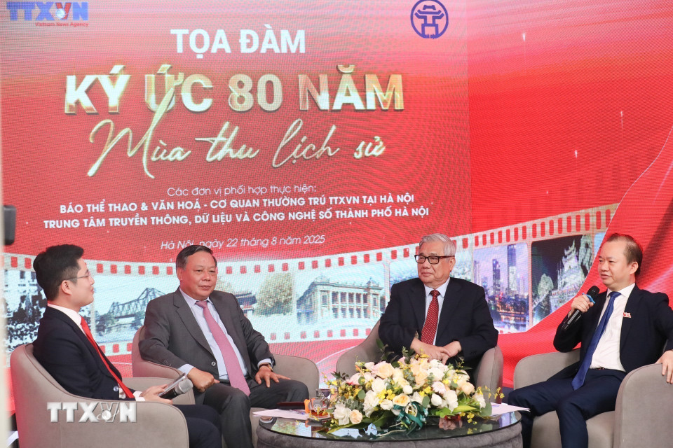 Các diễn giả trao đổi tại tọa đàm. (Ảnh: Khánh Hòa/TTXVN)