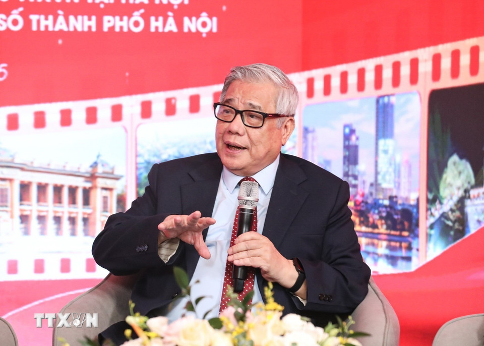 Giáo sư-Tiến sỹ khoa học Vũ Minh Giang, Phó Chủ tịch Hội Khoa học Lịch sử Việt Nam, Ủy viên Hội đồng Di sản Văn hóa Quốc gia trao đổi tại tọa đàm. (Ảnh: Khánh Hòa/TTXVN)