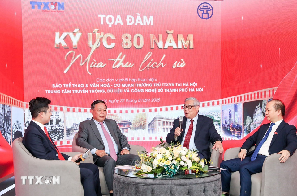 Các diễn giả trao đổi tại Toạ đàm. (Ảnh: Khánh Hòa/TTXVN)
