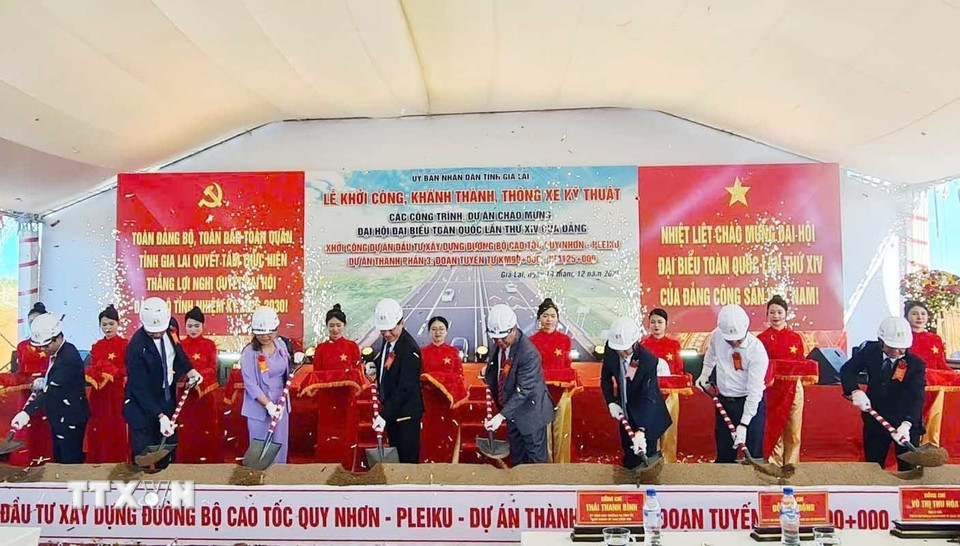Sáng 19/12/2025, tại phường Hội Phú, Ủy ban Nhân dân tỉnh Gia Lai tổ chức Lễ khởi công Dự án thành phần 3 thuộc Dự án đầu tư xây dựng đường bộ cao tốc Quy Nhơn-Pleiku. Dự án cao tốc Quy Nhơn-Pleiku có chiều dài khoảng 125 km, quy mô 4 làn xe, tốc độ thiết kế 100 km/h, tổng mức đầu tư hơn 43.700 tỷ đồng, được chia thành 3 dự án thành phần. (Ảnh: Hồng Điệp/TTXVN)