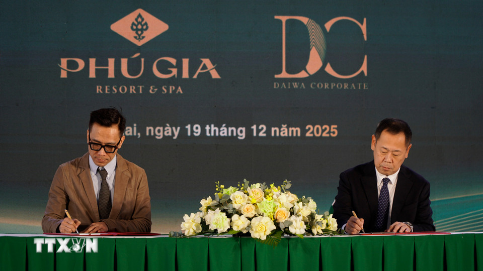 Ký kết biên bản ghi nhớ giữa chủ đầu tư và đối tác. (Ảnh: Đình Quân/TTXVN)