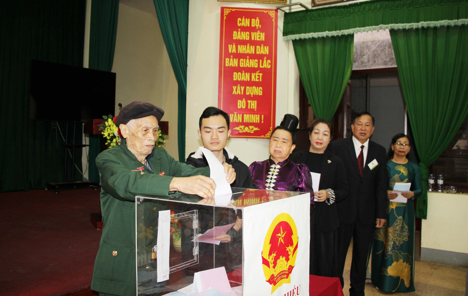 Các cử tri khu vực bỏ phiếu số 9, phường Tô Hiệu, tỉnh Sơn La bỏ phiếu bầu đại biểu Quốc hội khóa XVI và đại biểu Hội đồng nhân dân các cấp nhiệm kỳ 2026-2031. (Ảnh: Nguyễn Cường/TTXVN)