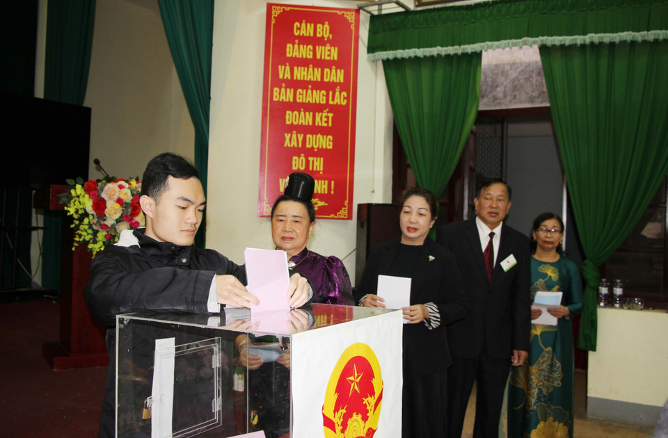 Các cử tri khu vực bỏ phiếu số 9, phường Tô Hiệu, tỉnh Sơn La bỏ phiếu bầu đại biểu Quốc hội khóa XVI và đại biểu Hội đồng nhân dân các cấp nhiệm kỳ 2026-2031. (Ảnh: Nguyễn Cường/TTXVN)