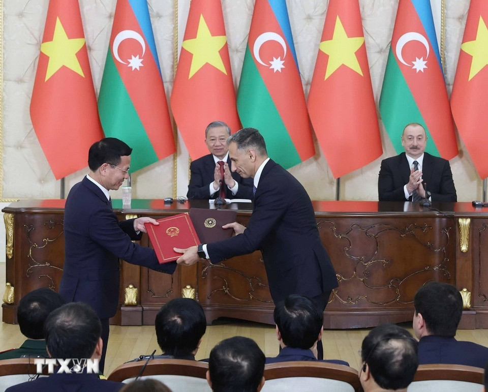 Tổng Bí thư Tô Lâm và Tổng thống Azerbaijan Ilham Aliyev chứng kiến trao đổi Bản ghi nhớ về hợp tác giữa Bộ Khoa học và Công nghệ Việt Nam và Bộ Phát triển số và Giao thông Azerbaijan. (Ảnh: Thống Nhất/﻿TTXVN)